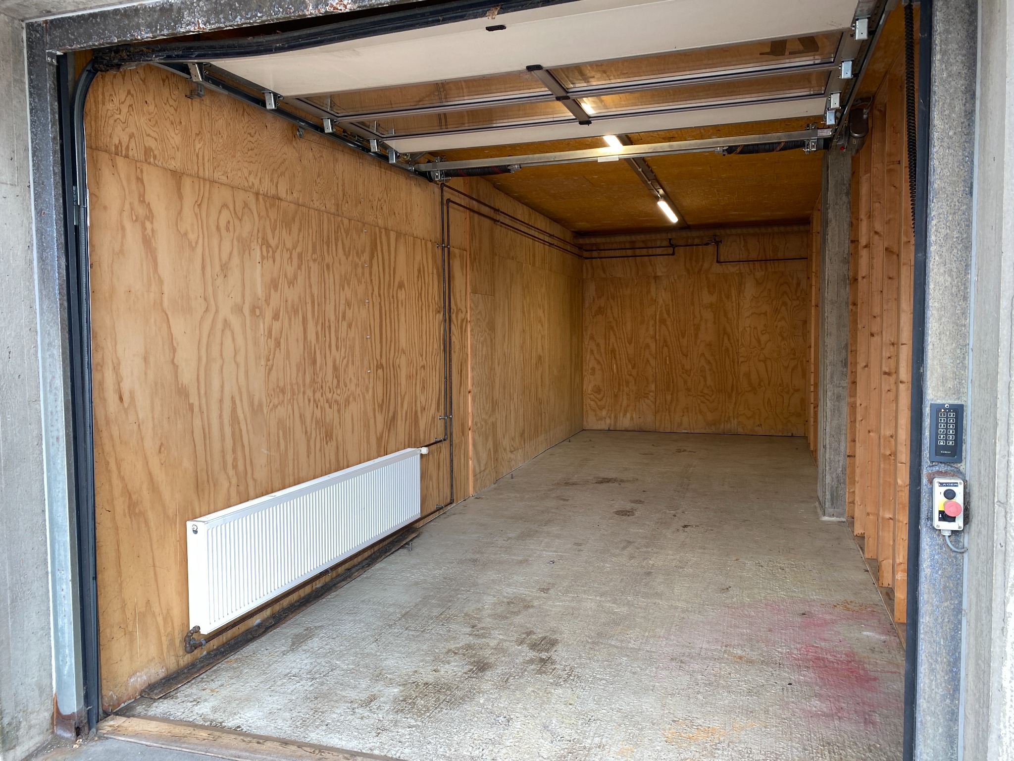 Garage med træbeklædning